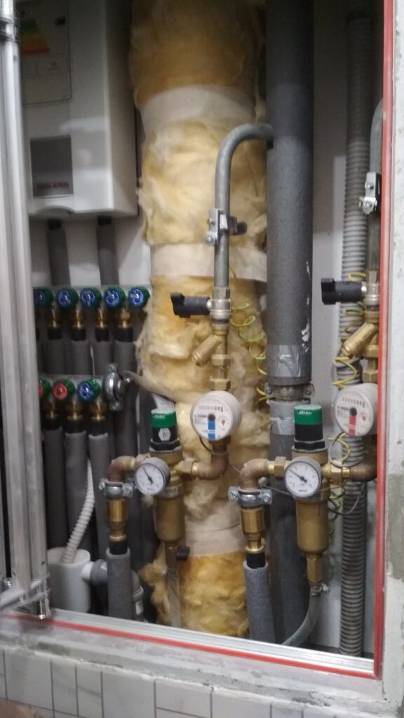 Фото монтажа водоснабжения и водоотвдения, бесшумный стояк. 