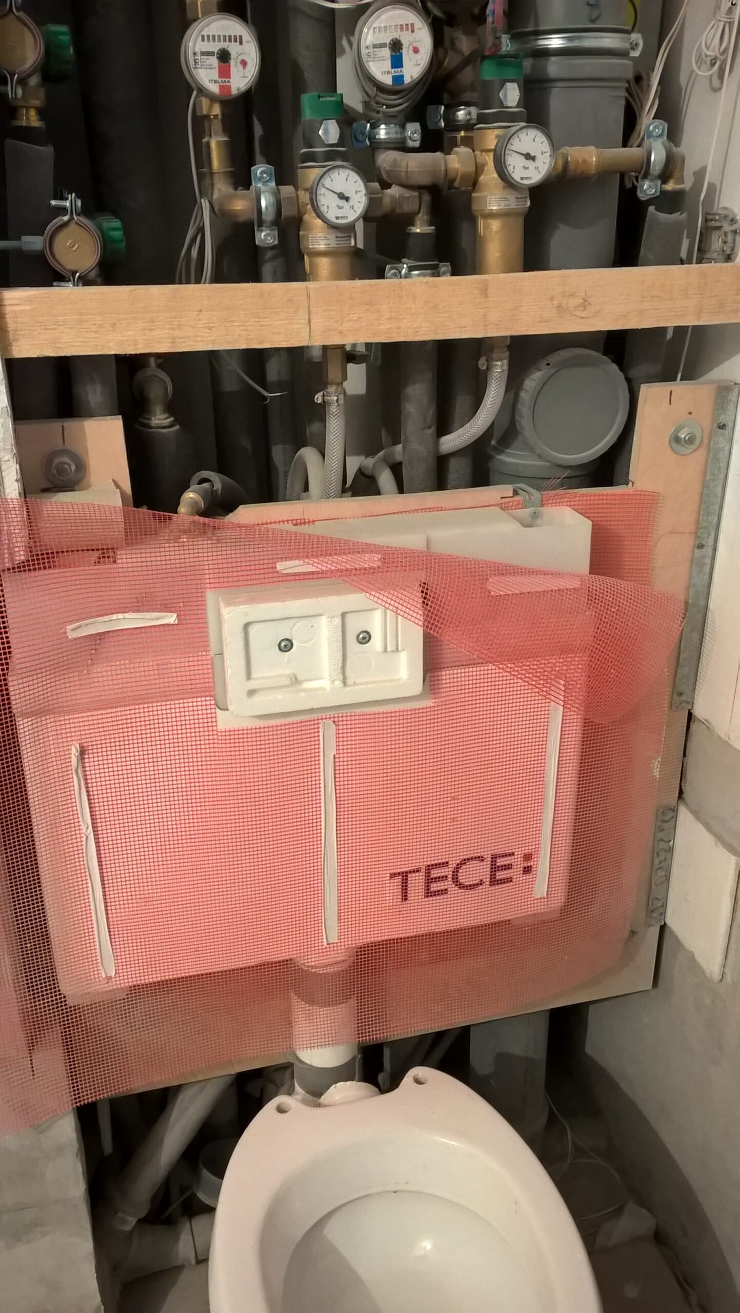 Часть черновых работ: скрытый монтаж сантехники 