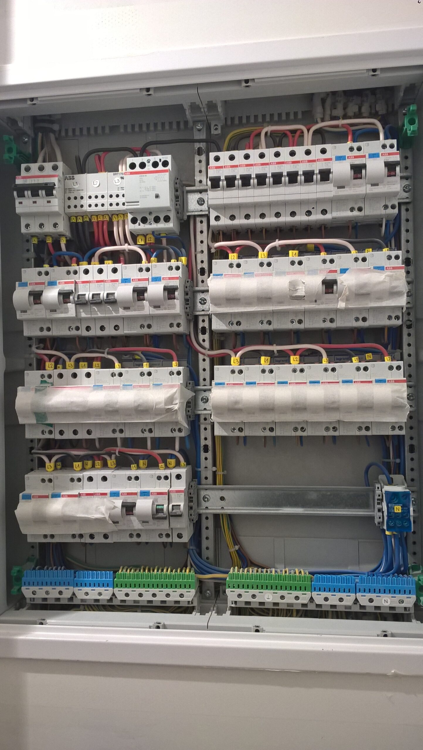 Славяне-сербы, лучшие спецы по электрическим сетям. 